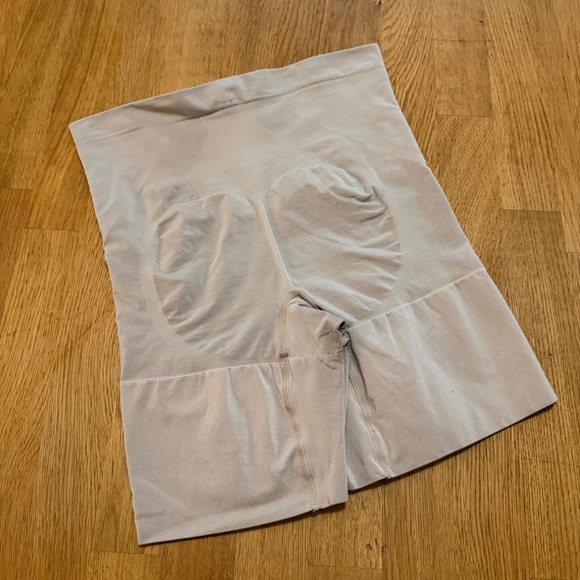 Spanx LARGE Nude Shaping Mid Thigh Short - Picture 2 of 7